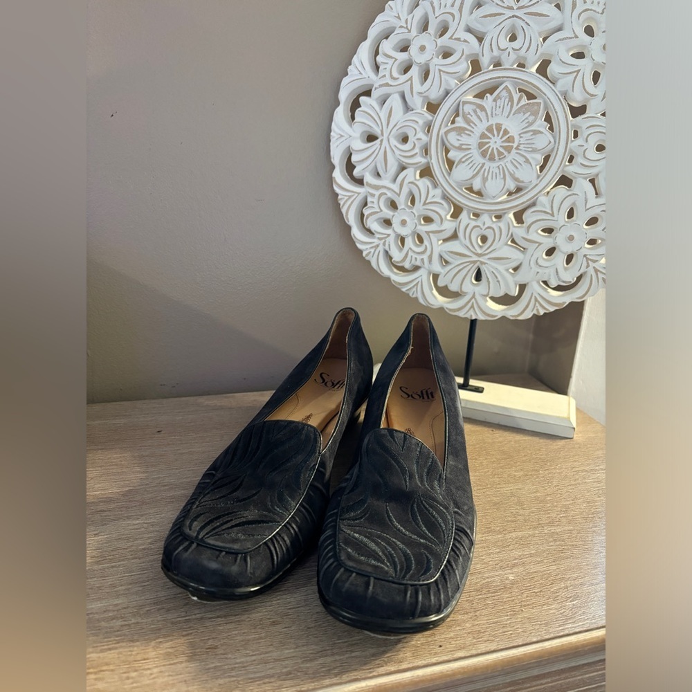 Sofft Navy Blue Suede Slip-On Kitten Heel Loafers | Size 7.5N